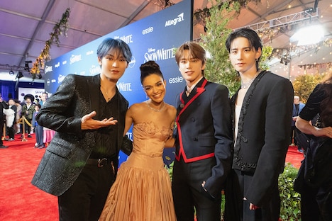 「白雪姫」主演のレイチェル・ゼグラーとJO1の與那城奨、佐藤景瑚、河野純喜。©2025 Disney Enterprises, Inc. All Rights Reserved.