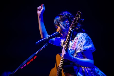 アコースティックギターを弾く有安杏果。