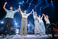 バンドメンバーとともに観客に挨拶をする有安杏果。