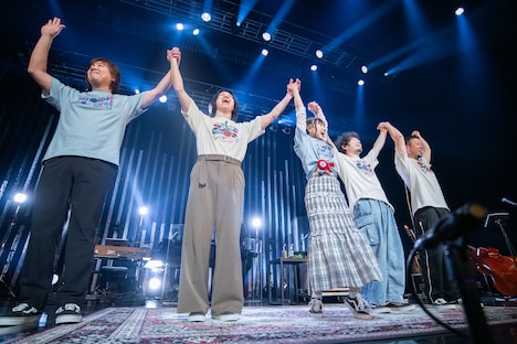 バンドメンバーとともに観客に挨拶をする有安杏果。