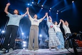 バンドメンバーとともに観客に挨拶をする有安杏果。