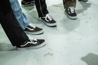バンドメンバーとおそろいのVANSのシューズ。