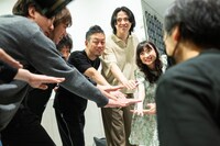 バンドメンバーと円陣を組む有安杏果。