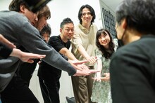 バンドメンバーと円陣を組む有安杏果。