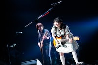 ストラトキャスターを弾く有安杏果。