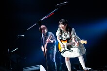 ストラトキャスターを弾く有安杏果。