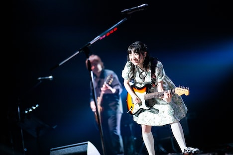 ストラトキャスターを弾く有安杏果。