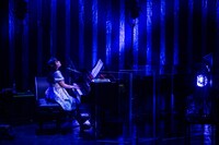 ピアノを演奏する有安杏果。