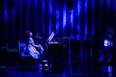 ピアノを演奏する有安杏果。