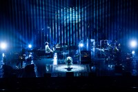 観客にお辞儀をする有安杏果。