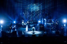 観客にお辞儀をする有安杏果。