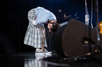 観客にお辞儀をする有安杏果。