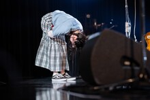 観客にお辞儀をする有安杏果。