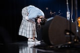観客にお辞儀をする有安杏果。