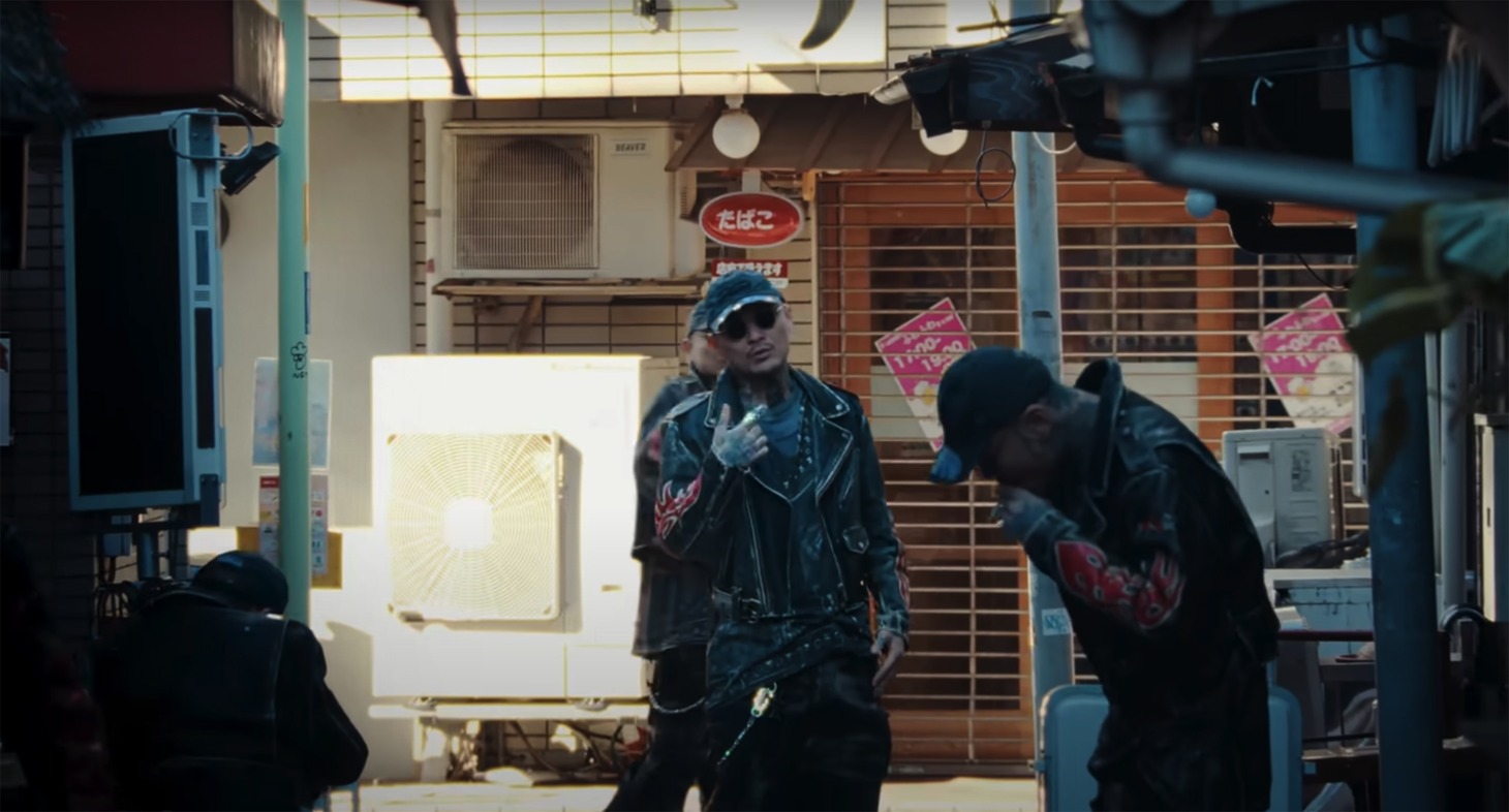 YENTOWN「バグり」ミュージックビデオより。