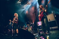 Chilli Beans.のステージの様子。（撮影：山川哲矢）