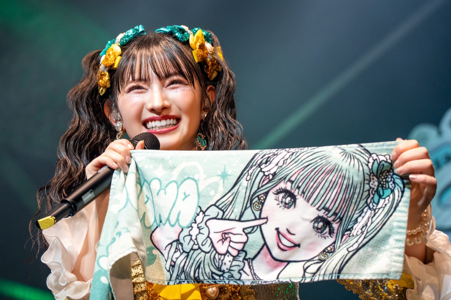 吉川ひよりのタオルを持つ菅田愛貴。本人の代わりに吉川の自己紹介も披露した。