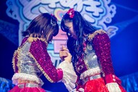 左から小泉遥香、坂井仁香。