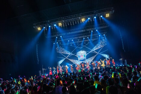 「46億年LOVE」を披露するアンジュルムと超ときめき♡宣伝部。