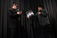 鈴木竜也から誕生日プレゼントを受け取るACE COOL。