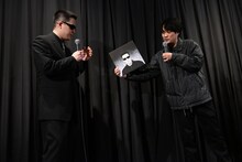 鈴木竜也から誕生日プレゼントを受け取るACE COOL。