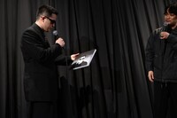 鈴木竜也から誕生日プレゼントを受け取るACE COOL。