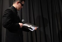 誕生日プレゼントを受け取ったACE COOL。