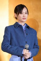 金屏風の前に立つ山下美月。