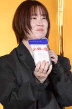 “超塩対応”の山田にちなんで「伯方の塩」とコラボレーションした「山田の塩」を紹介する安川有果監督。安川監督曰く「味はスパイシー」。