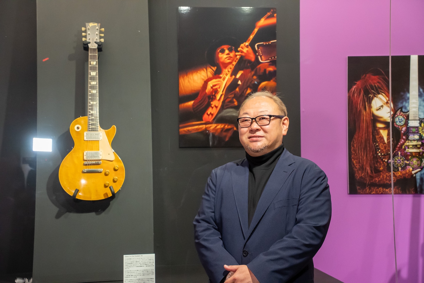 松本裕士氏（ヘッドワックスオーガナイゼーション代表取締役）。後ろのギターが1959年製のGibsonレスポール。
