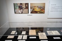 「PSYCHOVISION hide MUSEUM Since 2000」展示物。左上が祖母が購入したギターを構える松本秀人少年。