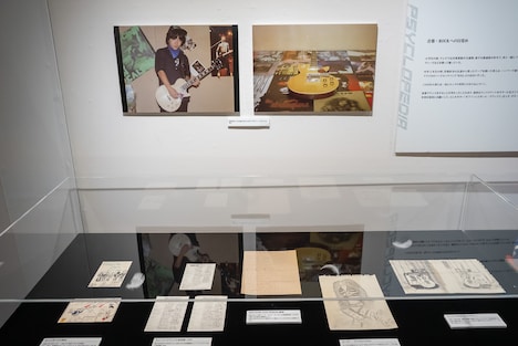 「PSYCHOVISION hide MUSEUM Since 2000」展示物。左上が祖母が購入したギターを構える松本秀人少年。