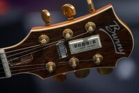 hideモデルギターのヘッド。