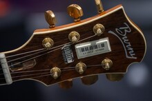 hideモデルギターのヘッド。