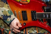 人気画像10位は「『PSYCHOVISION hide MUSEUM』横浜でいよいよ開幕、目玉はhide愛用59年製Gibsonレスポール」より、hideリアルヒューマンドールが構えるチェリーサンバーストカラーのフェルナンデス・MG-X。