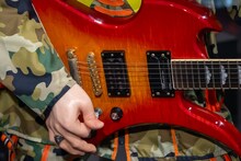 hideリアルヒューマンドールが構えるチェリーサンバーストカラーのフェルナンデス・MG-X。