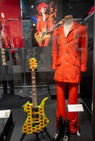 X JAPANのラストライブで使用されたhide衣装とギター。