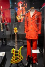 X JAPANのラストライブで使用されたhide衣装とギター。