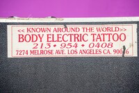 hideのエフェクターボードに貼られたステッカー。