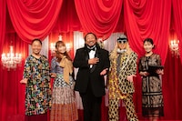 「秋山歌謡祭2025」出演者。左から、いとうあさこ、中川翔子、秋山竜次、DJ KOO、島津咲苗。©メ～テレ