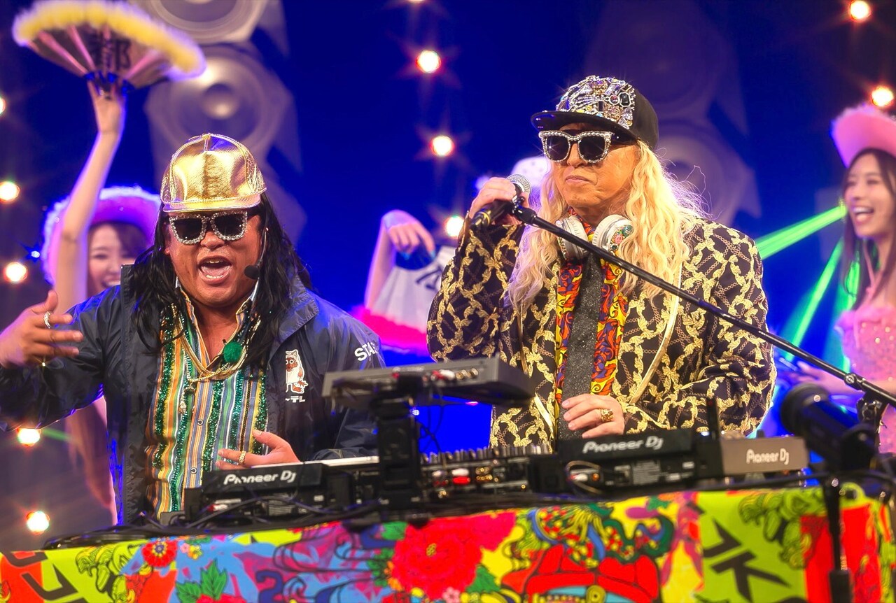 秋山歌謡祭」今年も放送！ロバート秋山の代表曲「TOKAKUKA」をDJ KOOが