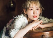 雑誌「週刊少年マガジン」より小池美波。(撮影:HIROKAZU / スタイリング:優哉 / ヘアメイク:田村直子 / デザイン:松本麻実(GROVENOR design.))