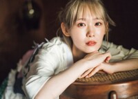 雑誌「週刊少年マガジン」より小池美波。（撮影：HIROKAZU / スタイリング：優哉 / ヘアメイク：田村直子 / デザイン：松本麻実（GROVENOR design.））