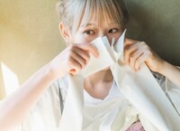 雑誌「週刊少年マガジン」より小池美波。（撮影：HIROKAZU / スタイリング：優哉 / ヘアメイク：田村直子 / デザイン：松本麻実（GROVENOR design.））