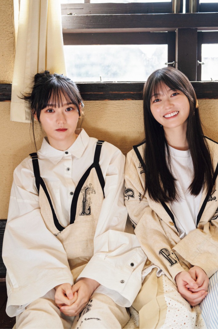 雑誌「週刊少年マガジン」より幸阪茉里乃と増本綺良。（撮影：HIROKAZU / スタイリング：優哉 / ヘアメイク：田村直子・澤田果歩 / デザイン：松本麻実（GROVENOR design.））