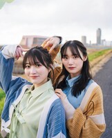 雑誌「週刊少年マガジン」より幸阪茉里乃と増本綺良。（撮影：HIROKAZU / スタイリング：優哉 / ヘアメイク：田村直子・澤田果歩 / デザイン：松本麻実（GROVENOR design.））