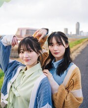 雑誌「週刊少年マガジン」より幸阪茉里乃と増本綺良。（撮影：HIROKAZU / スタイリング：優哉 / ヘアメイク：田村直子・澤田果歩 / デザイン：松本麻実（GROVENOR design.））