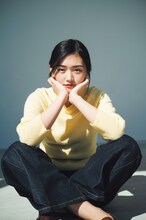 雑誌「週刊少年マガジン」より山崎天。（撮影：HIROKAZU / スタイリング：武久真理江 / ヘアメイク：田村直子 / デザイン：松本麻実（GROVENOR design.））