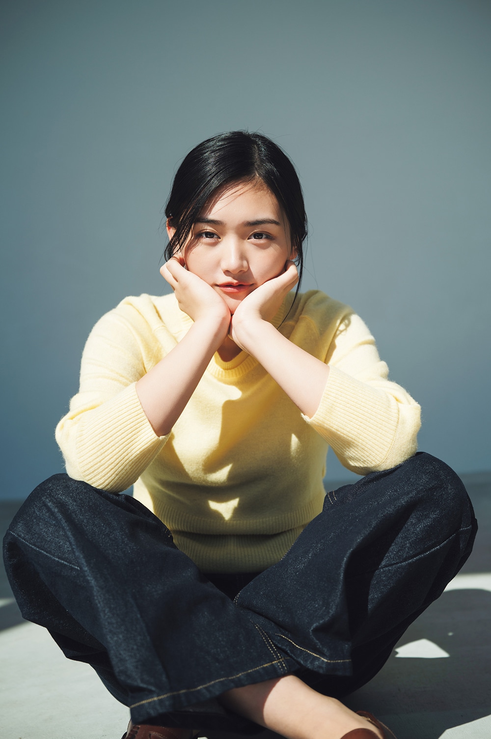 雑誌「週刊少年マガジン」より山崎天。（撮影：HIROKAZU / スタイリング：武久真理江 / ヘアメイク：田村直子 / デザイン：松本麻実（GROVENOR design.））