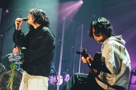 尾崎雄貴(Vo, G)と岩井郁人(G)。(Photo by Masato Yokoyama)